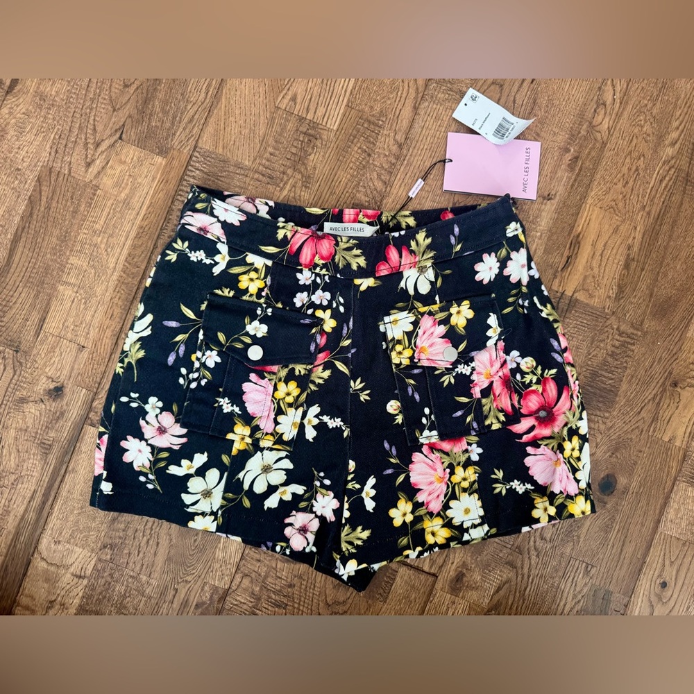 NWT Avec Les Filles Black Wildflower Shorts Floral Women's Size 6 7